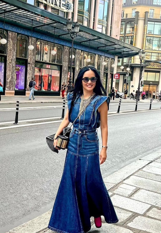 Sao Việt ngày 20/8: Hồng Nhung chia sẻ khoảnh khắc đời thường khi ở Paris, Pháp. Diva được bạn bè nhận xét "trẻ lại" 20 tuổi nhờ diện bộ đồ denim, phối cùng phụ kiện túi hiệu, kính và dây chuyền.