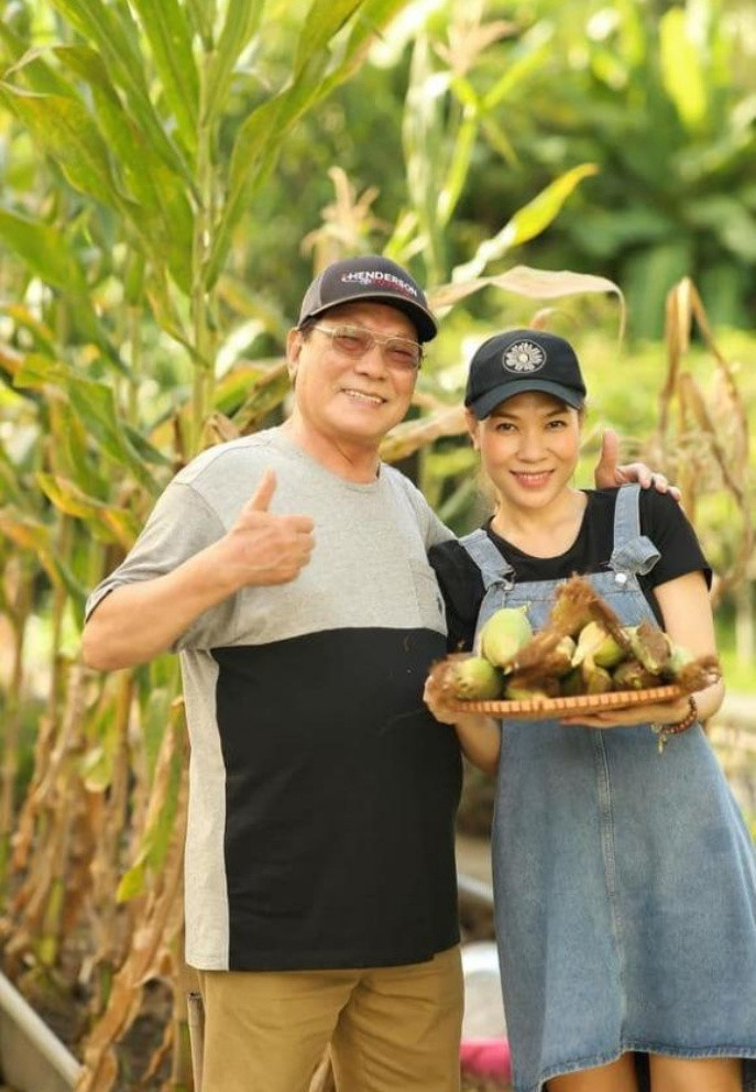 Mỹ Tâm hào hứng vào vườn thu hoạch cây trái cùng bố.