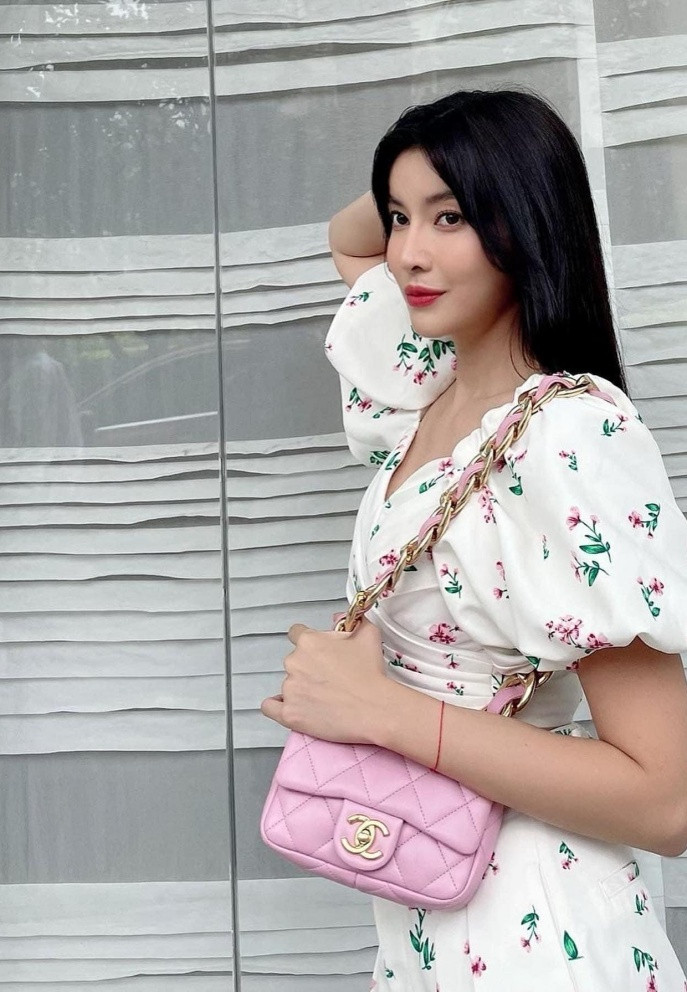 Cao Thái Hà nữ tính xuống phố với váy hoa, phối cùng túi hiệu Chanel.