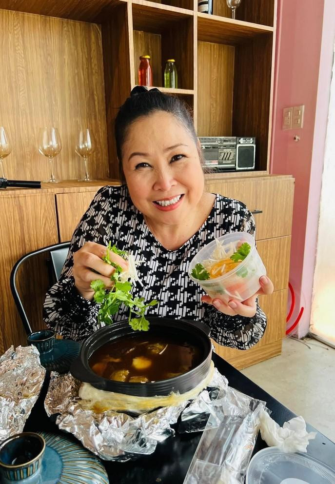 NSND Hồng Vân tẩm bổ với món súp bào ngư chị yêu thích.