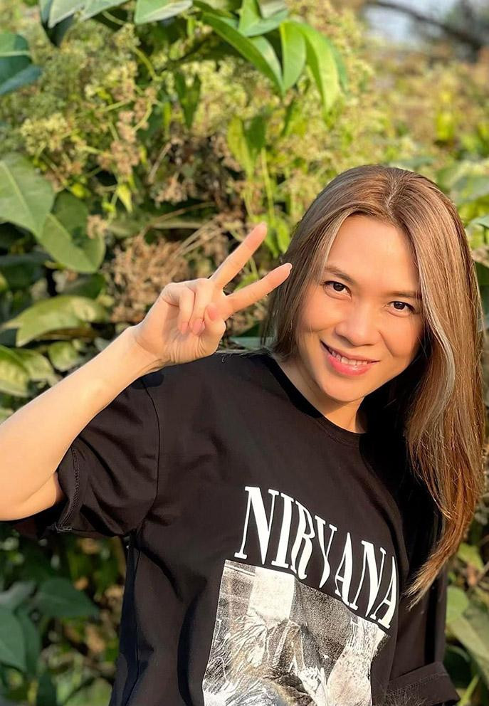 Sao Việt ngày 6/8: Mỹ Tâm diện trang phục bình dị, ngẫu hứng tạo dáng bên vườn nhà. Nữ ca sĩ được fan khen nhan sắc "trẻ mãi không già".