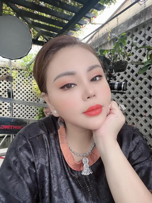 Dưới bình luận, nhiều bạn bè, người hâm mộ chúc mừng nữ diễn viên: "Biệt phủ Lê Giang", "Dữ dội nha", "Đẹp quá chị", "Chúc mừng chị nè, xịn xò quá chị ơi"...