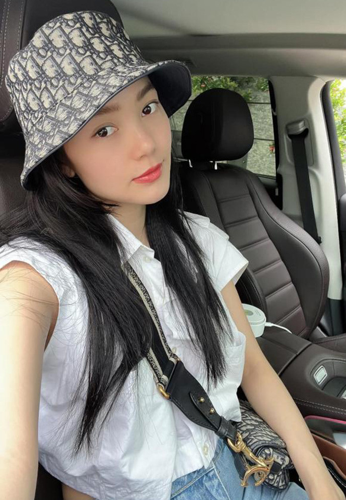 Hậu kết hôn, Minh Hằng vẫn tất bật với lịch trình làm việc dày đặc.