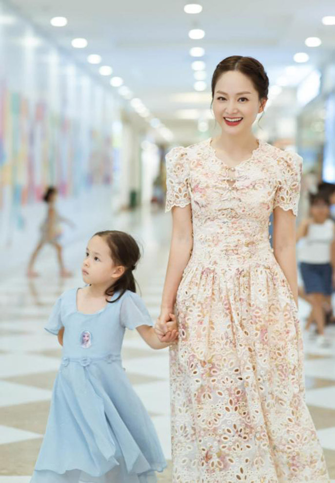 Lan Phương cùng con gái lai Tây tươi tắn dự sự kiện.