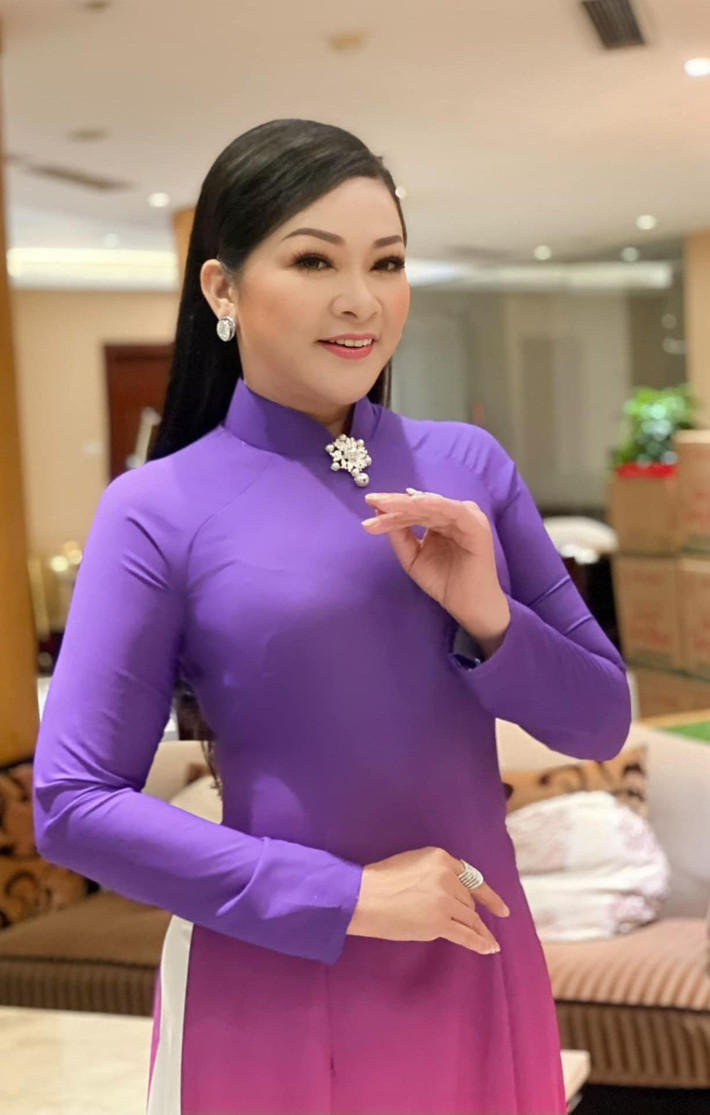 Như Quỳnh hồi hộp trước khi ra sân khấu biểu diễn tại Hà Nội.