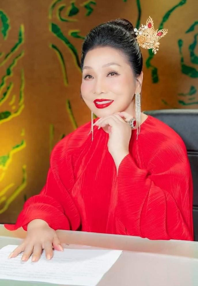 NSND Bạch Tuyết chỉn chu vẻ ngoài từ trang phục, make-up khi ngồi làm giám khảo.
