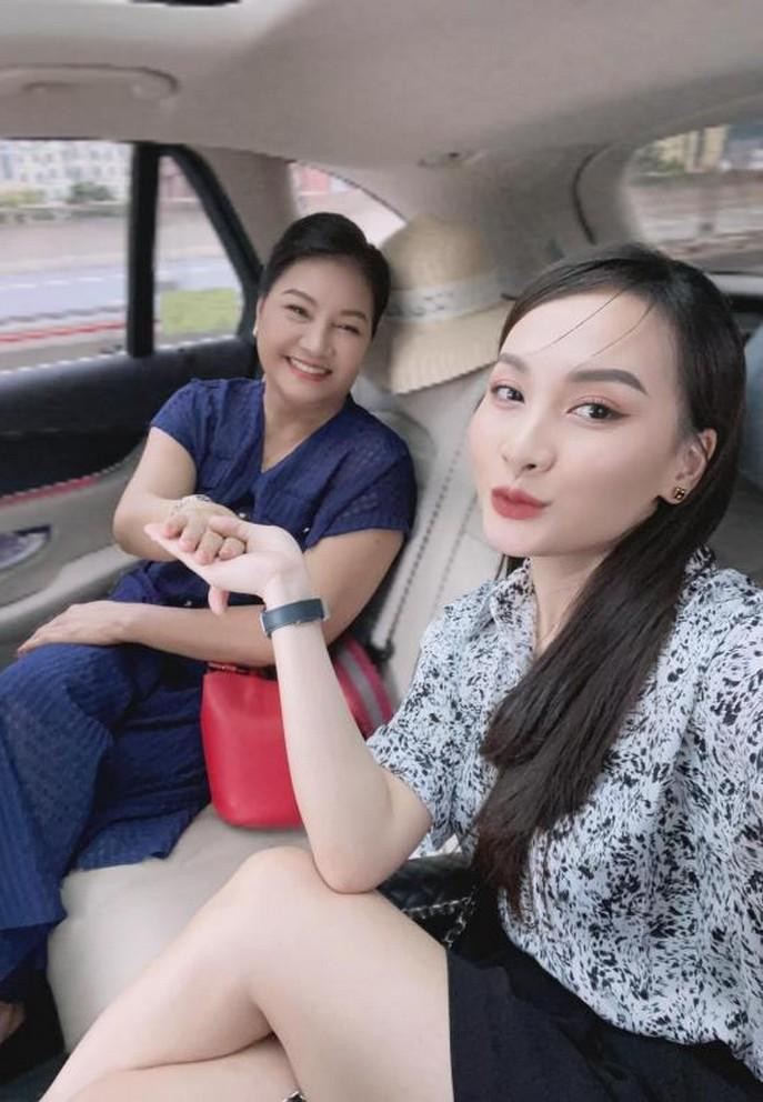 Bảo Thanh đưa mẹ về thăm trường cũ của cả hai là Đại học Sân khấu Điện ảnh Hà Nội.