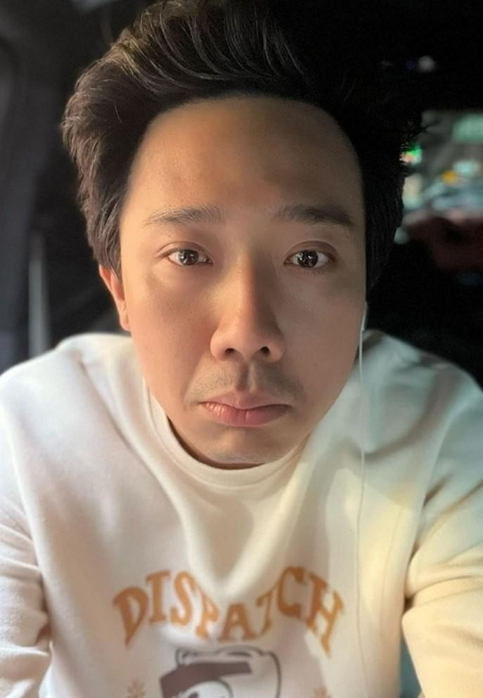 Sao Việt ngày 9/8: Trấn Thành selfie với biểu cảm hài hước dù trong người đang cảm sốt.