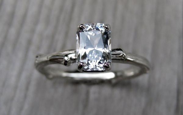 Loại đá quý hợp vận với người sinh ngày 15/4 là kim cương, sapphire trắng (trong ảnh), đá thạch anh.