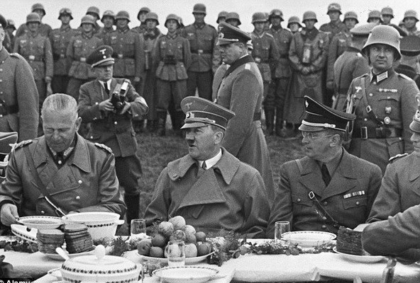 Tuy nhiên, trong một tập tài liệu ghi ngày 21/9/1945 và được ghi chú là "nơi ẩn náu của Hitler", các đặc vụ FBI đã kết luận: "Do thiếu thông tin đầy đủ nên không thể tiếp tục truy tìm vị trí ẩn náu của Hitler dựa trên những thông tin thưa thớt thu thập được cho đến ngày nay".