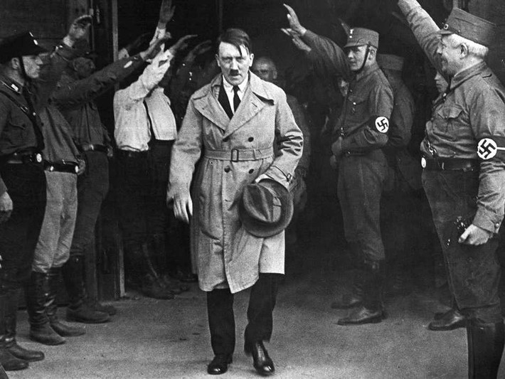 Một số tài liệu khác của FBI ám chỉ rằng, Hitler đã từng sống ở thành phố New York và khẳng định người này không có ria mép.