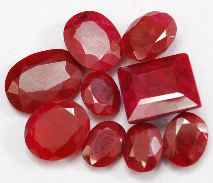 Loại đá quý hợp vận với người sinh ngày 28/4 là Ruby.