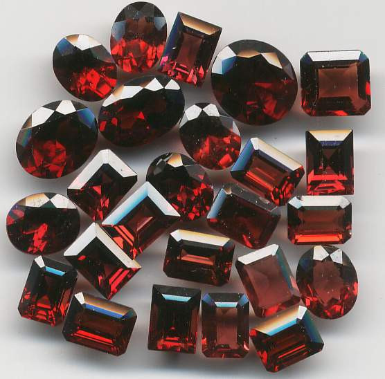 Loại đá quý hợp vận với người sinh ngày 13/4 là đá garnet loại Hessonite (trong ảnh) và mã não.