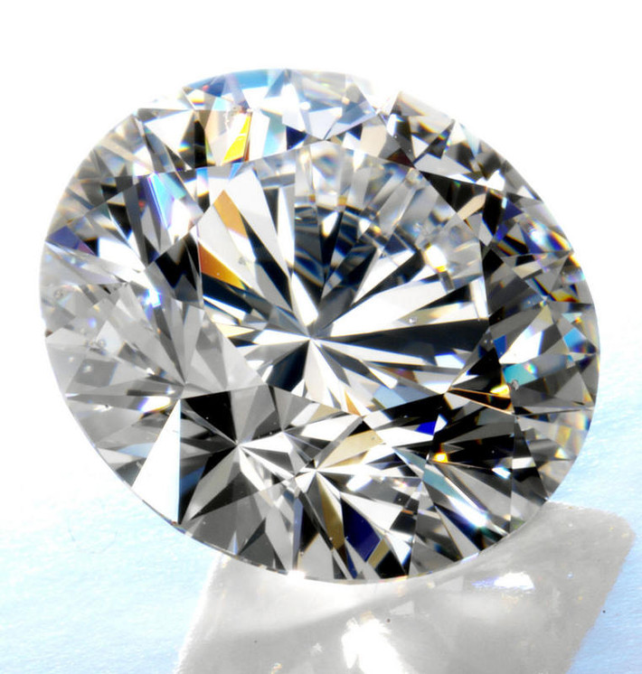 Loại đá quý hợp vận với người sinh ngày 6/4 là kim cương, sapphire trắng, đá thạch anh.