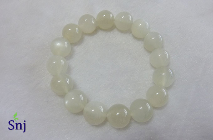 Loại đá quý hợp vận với người sinh ngày 20/4 là: MoonStone - Đá mặt trăng (trong ảnh) và ngọc trai.