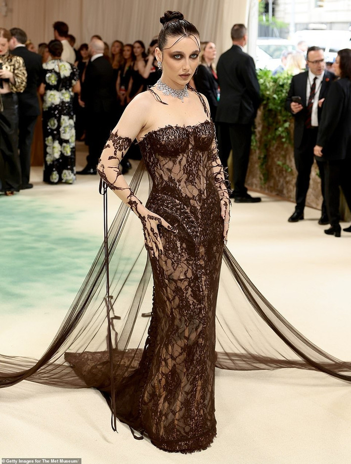 Daily Mail đánh giá YouTuber/người mẫu Mỹ Emma Chamberlain là ngôi sao dẫn đầu danh sách thảm họa thời trang tại Met Gala 2024. Khác với sự đẹp đẽ, cổ tích mà chủ đề hướng tới, cô lại thể hiện khía cạnh u tối và độc ác. Rolling Stone ví cô gái 22 tuổi giống Hoàng hậu độc ác hơn là Công chúa ngủ trong rừng. Chiếc váy ren màu nâu buồn tẻ khiến cô trông giống như một thân cây bị đốn hạ trong thời kỳ sơ khai.