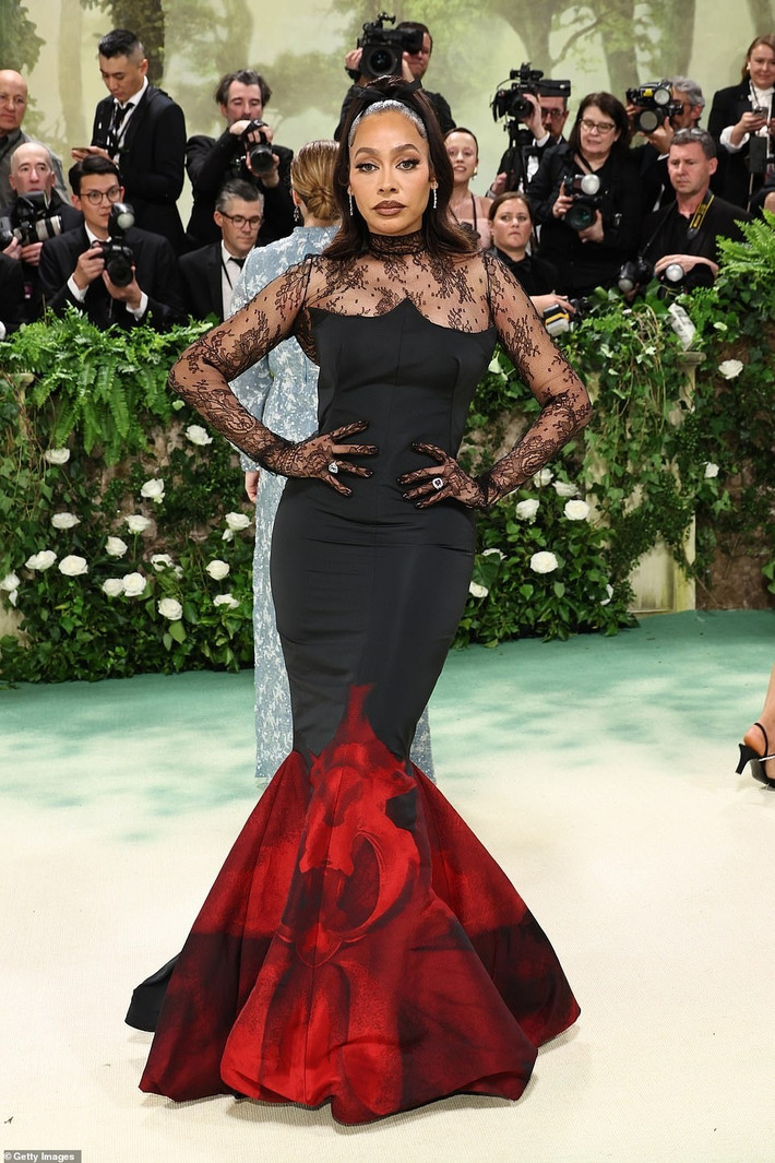 Nữ diễn viên Mỹ La La Anthony cũng có tên trong danh sách mặc xấu khi chọn chiếc váy có thiết kế vụng về ở phần trên. Chi tiết cúp ngực và ren như hàng chợ, chưa kể kiểu trang điểm u buồn. Daily Mail mô tả người đẹp giống như nhân vật phản diện trong thế giới Disney.
