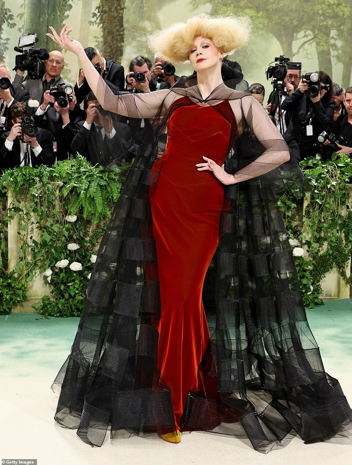 Ngôi sao Game of Thrones Gwendoline Christie được ví như "ảo thuật gia điên cuồng" nhờ chiếc áo choàng kỳ quái và kiểu tóc bồng bềnh khó hiểu, không có chút thời trang cao cấp nào trong đó.