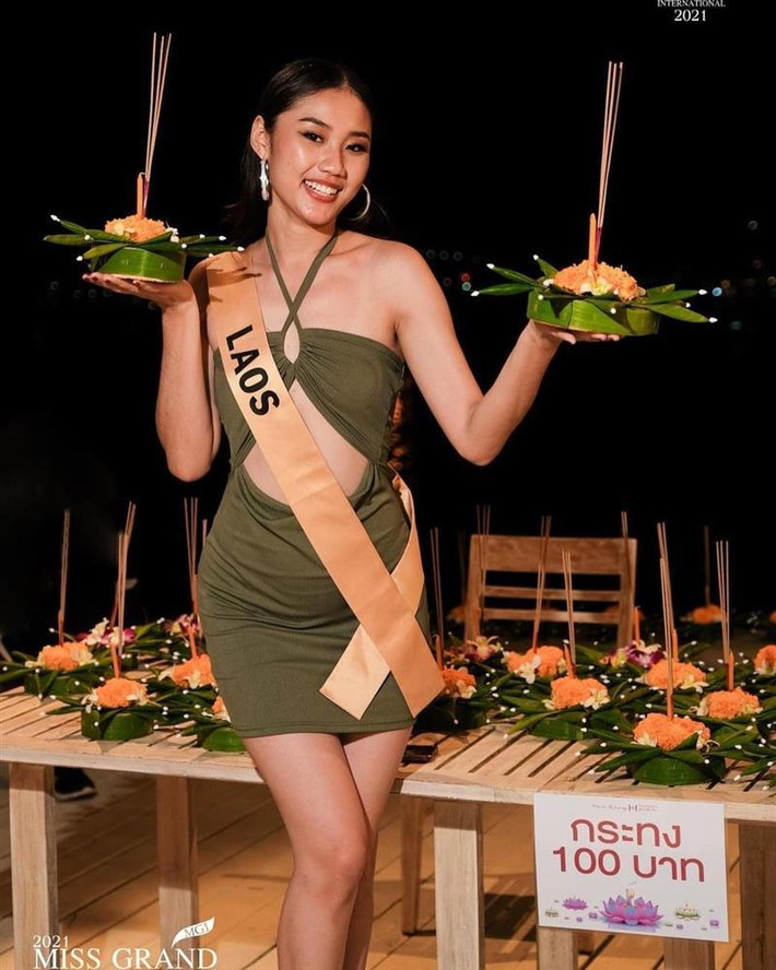 Cận cảnh nhan sắc hoa hậu "chui gầm bàn".