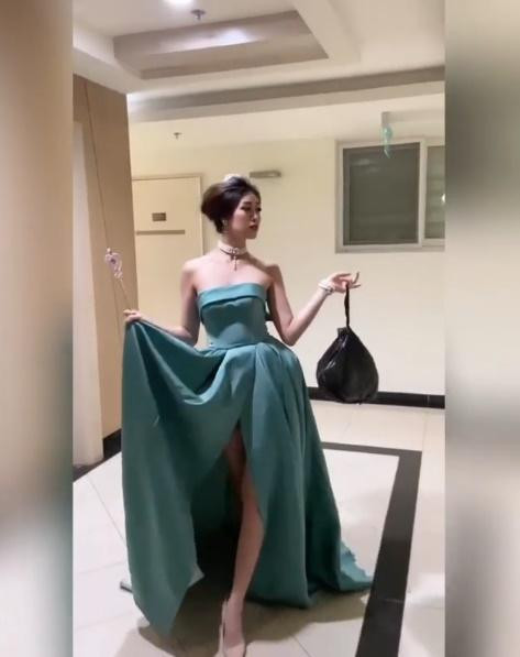 Tuy nhiên, xem đến gần cuối clip, dân tình lại được phen "cười xỉu" khi nàng hậu loay hoay, bối rối vì mãi không tìm thấy đích đến. Cuối cùng, sau vài tiếng make-up, làm tóc cầu kì, diện đầm công chúa lồng lộn, tưởng đi event ai ngờ chỉ đơn giản là cô đi... đổ rác.