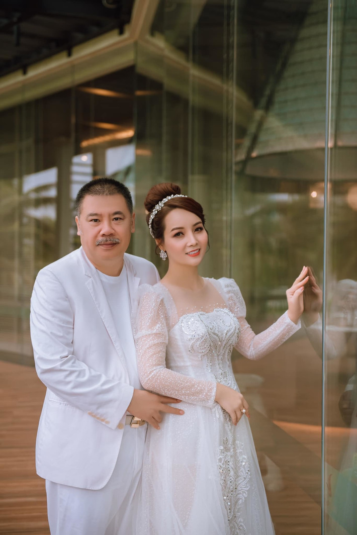 Trên trang cá nhân, Mai Thu Huyền đăng ảnh cưới của hai vợ chồng kèm stauts: "Vậy là chúng mình đã có 19 năm nên duyên vợ chồng rồi. Chúng mình hãy tiếp tục nắm tay nhau thật chặt, giữ tay nhau thật lâu để mãi mãi bên nhau trọn đời trọn kiếp chồng yêu nhé".