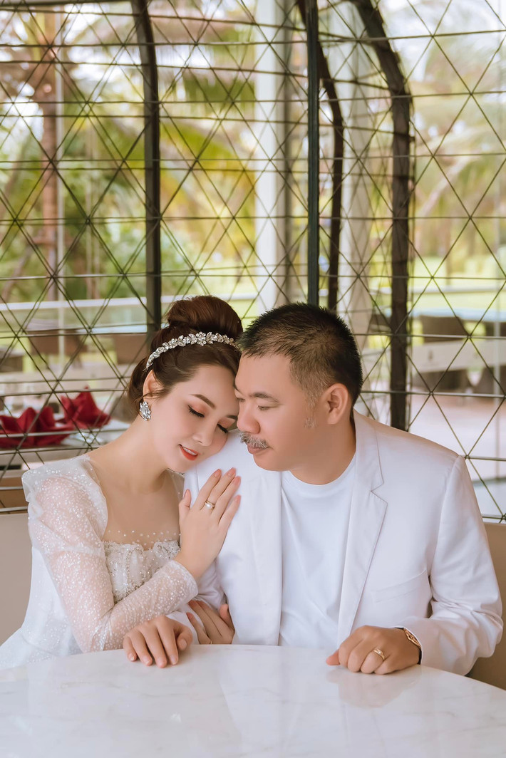 "Trong đời của mỗi người đều phải tìm được 4 người: Bản thân mình, người yêu thương mình nhất, người mà mình yêu nhất và người chung sống với mình đến trọn đời. Anh hãy là 3 trong 1 của em nhé và em cũng vậy. Mãi yêu anh", nữ diễn viên chia sẻ.