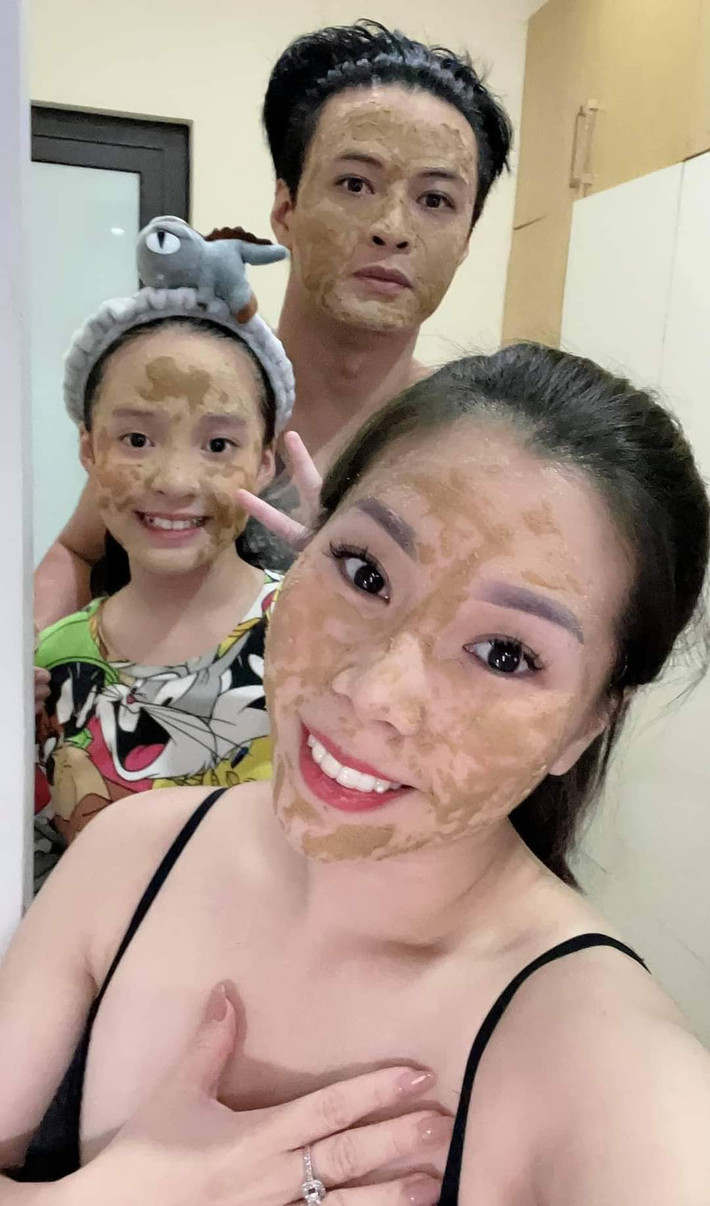 Gia đình diễn viên Hồng Đăng khoe cùng nhau chăm sóc da.