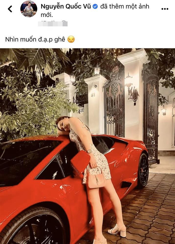 Mới đây, ông xã Đoàn Di Băng - doanh nhân Quốc Vũ bất ngờ chia sẻ hình ảnh "dìm hàng" vợ mình khi tạo dáng bên chiếc Lamborghini màu đỏ bạc tỷ. Ông xã Di Băng chia sẻ khoảnh khắc lầy lội của vợ kèm caption cũng "lầy" không kém: "Nhìn muốn đạp ghê".