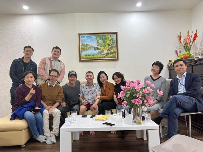 Tới thăm NSND Công Lý sau thời gian dài điều trị tại bệnh viện, diễn viên Võ Hoài Nam làm thơ tự nhắc mình về tình bạn, tình đồng nghiệp:"Đời ở tạm, có duyên.. thì gặp mặt/Hãy yêu thương, nén chặt lấy chữ tình/Trong thế gian, chẳng phải chỉ có mình/Trân trọng nhé, bất thình lình... hết nợ."