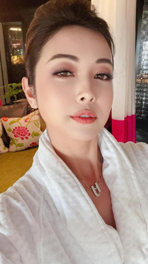 Jennifer Phạm lên hình xinh đẹp, quyến rũ kèm chú thích:"Chỉ ước lòng mình như cỏ dại. Thấm hết sự đời mà vẫn thản nhiên xanh".