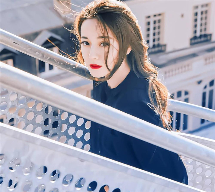 Phong cách trang điểm son đỏ càng làm bật lên gương mặt xinh đẹp cùng làn da trắng sứ của mỹ nhân Tân Cương.