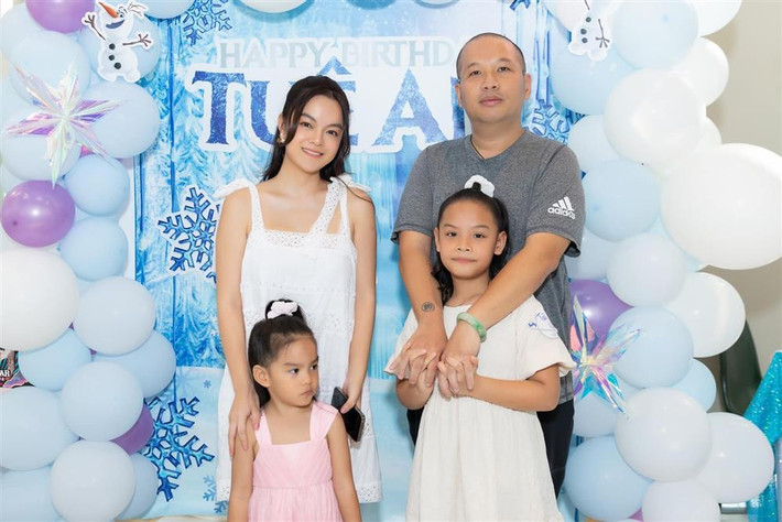 ường ai nấy đi song họ vẫn giữ mối quan hệ tốt đẹp, thi thoảng vẫn gặp gỡ trong những dịp đặc biệt của các con.