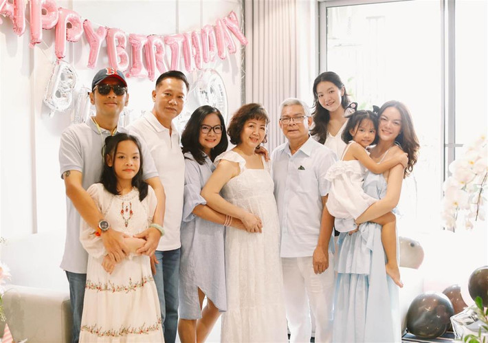 Quang Huy trông hơi thiếu sức sống với ngoại hình mới. Trước đó, bầu show Quang Cường - anh trai ca sĩ Quang Hà - từng khiến nhiều người bất ngờ chia sẻ hình ảnh Quang Huy, hé lộ nam đạo diễn đã giảm 32kg.