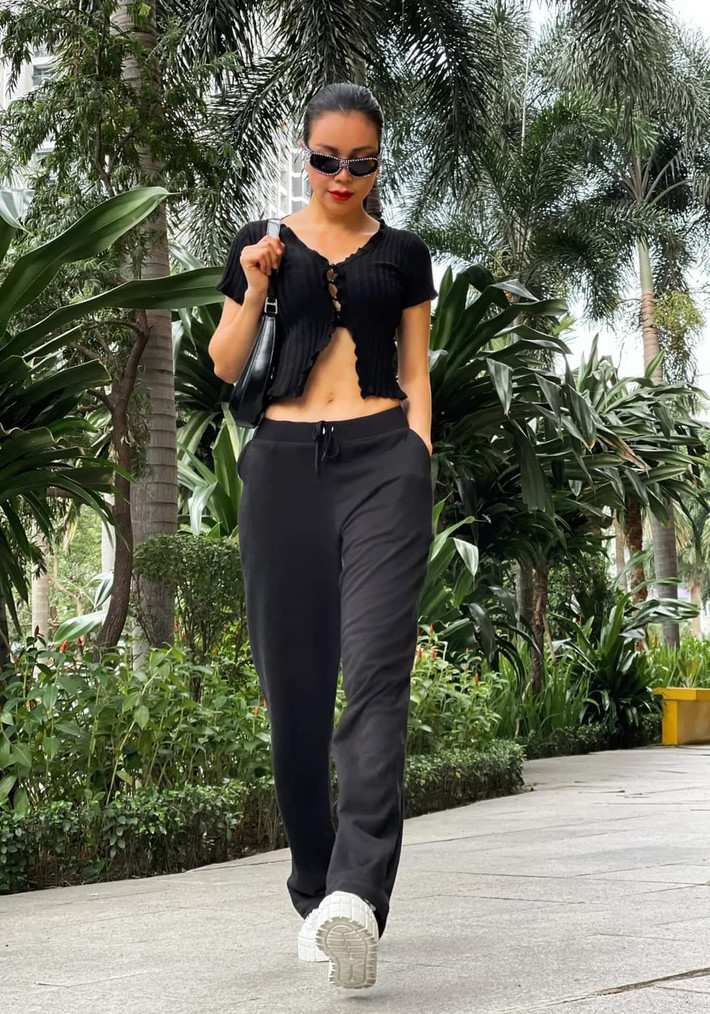 Trà Ngọc Hằng khoe dáng chuẩn mẫu.