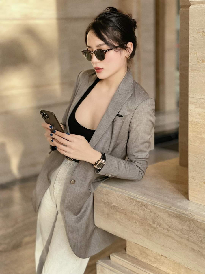 Kỳ Duyên khoe ngực đầy với vest xẻ sâu.