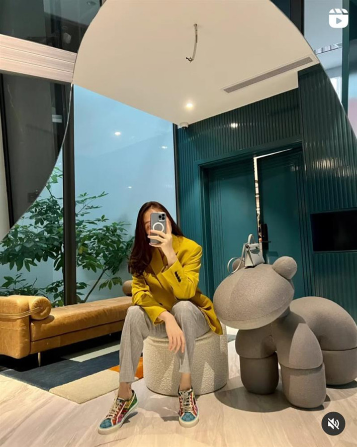 Áo blazer màu vàng mù tạt được cựu người mẫu mix với quần tây màu ghi xám tạo nên combo trông khá hài hòa. Đàm Thu Trang còn tăng thêm phần ấn tượng cho bộ đồ bằng cách diện đôi giày sneaker nhiều màu sắc.