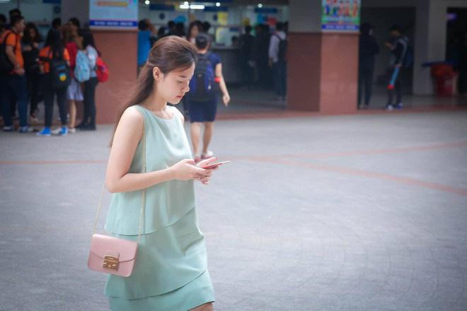 Đi dạy cũng thấy Midu mặc đầm liền màu xanh lá với nhiều kiểu dáng khác nhau.
