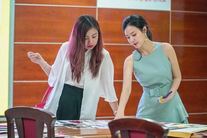Mà phải công nhận, Midu có vẻ cưng cưng gam màu xanh lá này ghê. Người yêu cũ của thiếu gia Phan Thành nhiều lần được bắt gặp khoác trên mình những bộ cánh màu xanh, style dịu dàng nữ tính. Làn da trắng sứ nhờ đó được tôn lên thêm vài chân kính.