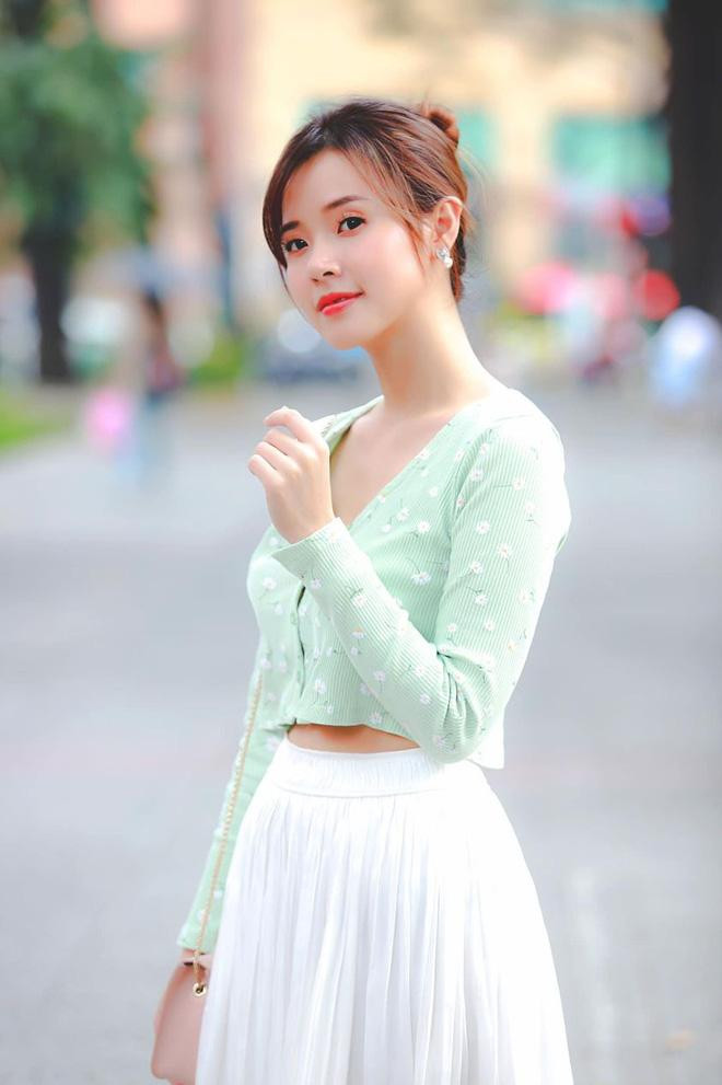 Xuống phố dạo chơi, cafe với bè bạn hay tắm nắng ở bể bơi, Midu cũng luôn ưu ái item màu xanh.