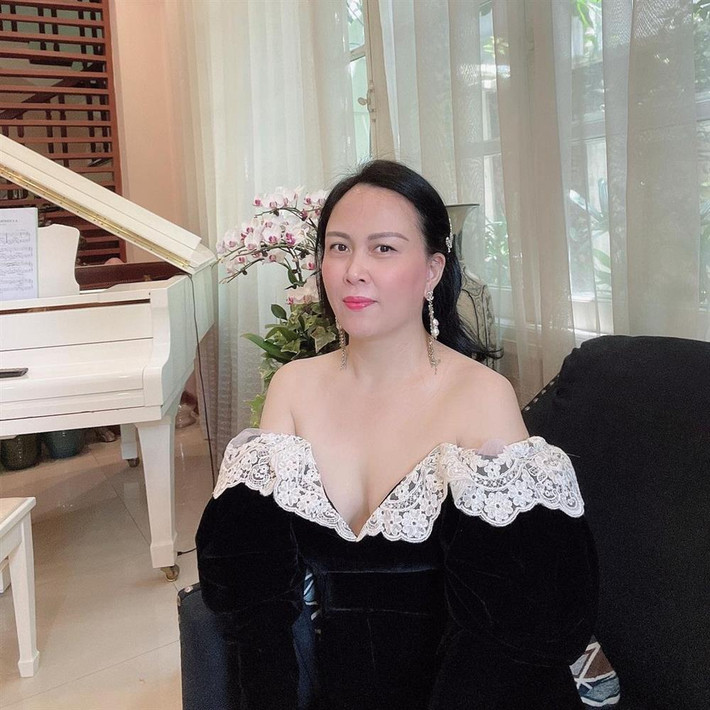 Nữ doanh nhân 7X cũng không ngần ngại đu mốt diện áo trễ nải như sắp tụt cộng thêm phần xẻ ngực sâu hoắm.