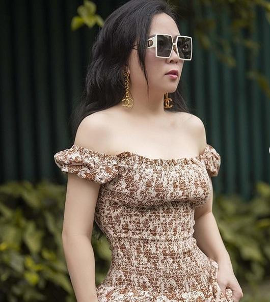 Trước kia, Phượng Chanel cũng chuộng áo trễ vai những độ hở không táo bạo bằng.