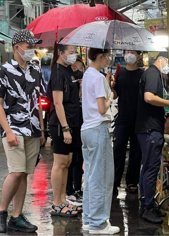 Trước đó không lâu, cảnh Ngọc Trinh kéo ê-kíp hùng hậu đến chợ Hồ Thị Kỷ - một trong những khu ăn uống đông đúc và sầm uất nhất TPHCM mà không đeo khẩu trang, chỉ trang bị sơ sài kính chống giọt bắn cũng khiến nhiều người bất bình.