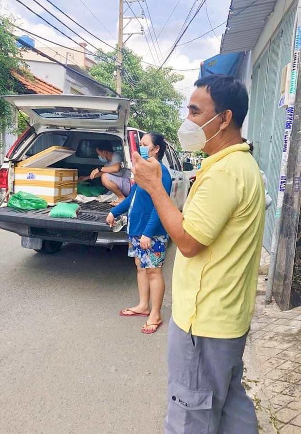 Trước Hoa hậu H'Hen Niê, cũng chỉ có mình MC Quyền Linh từng tự nhận là mặc áo trái vì vội đi làm từ thiện.