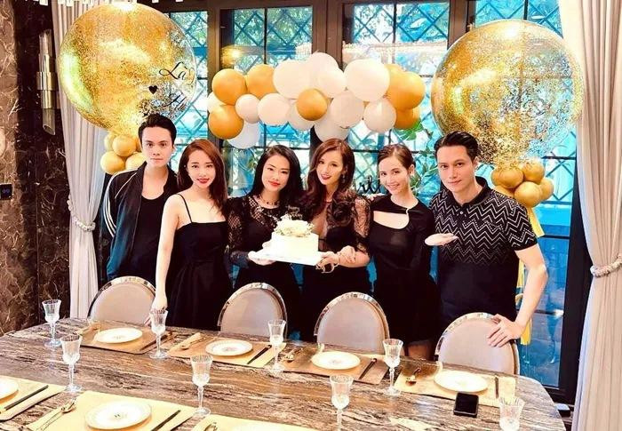 br/> Mới đây, Lã Thanh Huyền vừa tổ chức bữa tiệc sinh nhật ấm cúng bên hội bạn thân. Team "Vũ trụ điện ảnh VFC" không thể thiếu những cái tên như Quỳnh Nga, Việt Anh, Huyền Lizzie và MC Thái Dũng... Tiệc sinh nhật được trang trí tông vàng - trắng chủ đạo và dresscode dự tiệc là tông đen. Chủ nhân của bữa tiệc ngay lập tức hút sóng bởi phong cách thời trang tưởng kín mà sexy hừng hực.