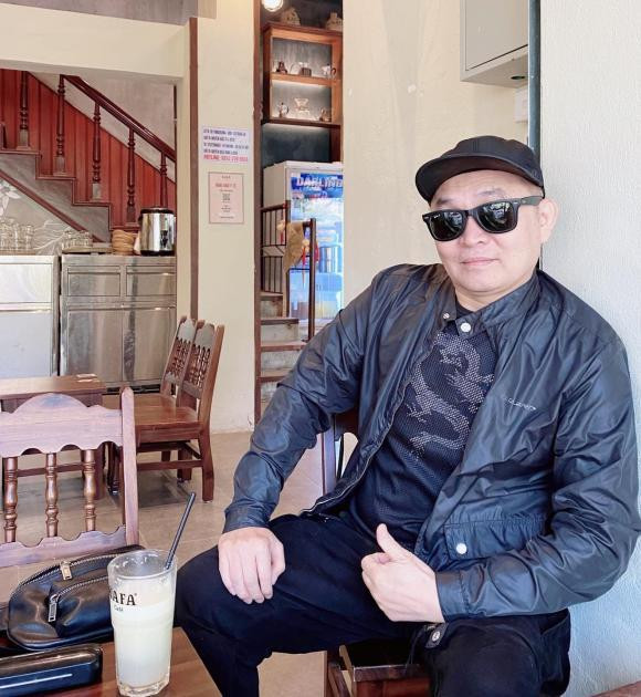 Sáng nay cafe một mình hơi buồn", danh hài Xuân Hinh viết trên trang cá nhân.