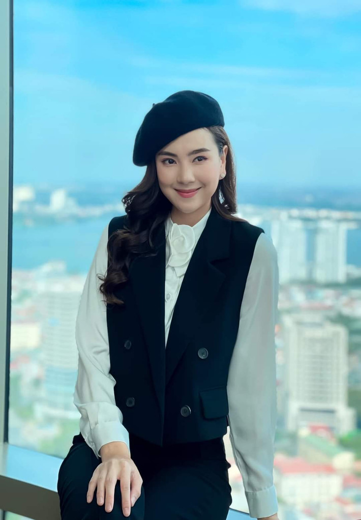 MC Mai Ngọc khoe chiếc mũ nồi mà ông ngoại cô đã để lại cho. "Chiếc mũ được ông mua trong lần công tác nước ngoài từ 25 năm trước. Ông mất đã 10 năm, may mắn còn giữ được chiếc mũ và khăn mùi xoa của ông, như kỷ vật để mỗi lần mang theo mình lại cảm giác như ông vẫn luôn bên cạnh Ngọc vậy", nữ MC chia sẻ.
