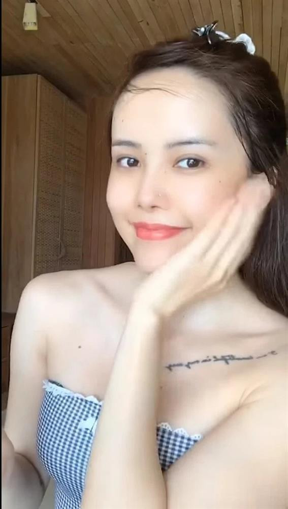 br/>Cô Thiều từ lâu đã nức tiếng showbiz với vòm trán "một tấc lên giời". Hễ vén tóc mái hay cặp tóc hai bên là toàn bộ sân bay của nữ ca sĩ lại ê hề hiển hiện trước mặt công chúng.