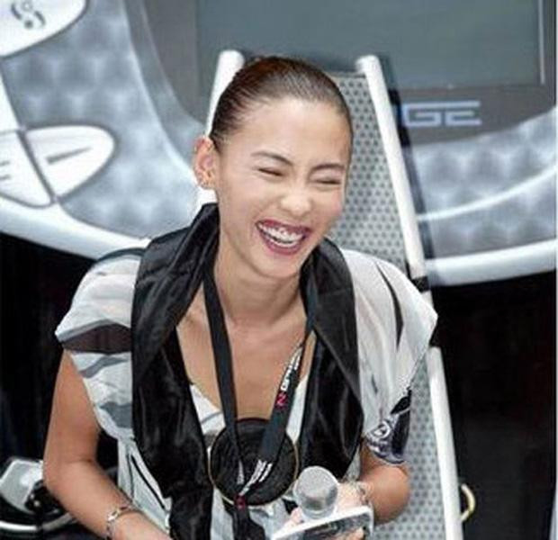 Trước khi cắt lợi và tẩy trắng răng, Trương Bá Chi đã có một bức ảnh cười xấu để đời thế này.