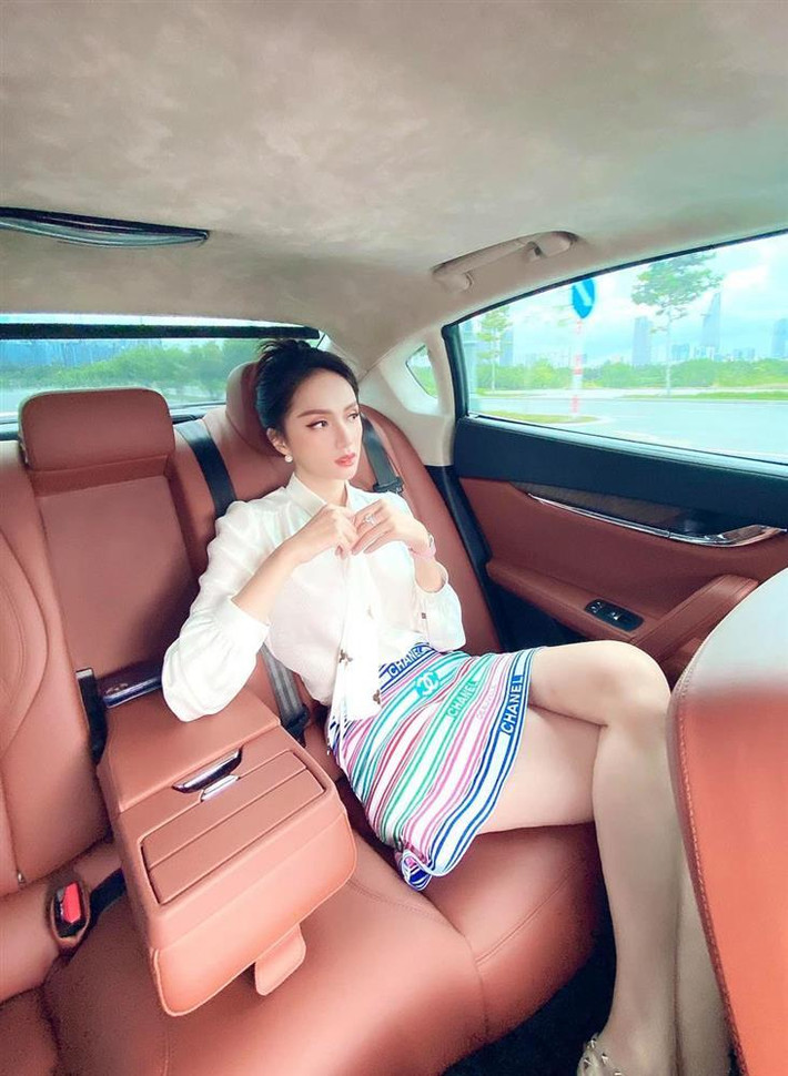 ộ giàu có của Hương Giang là không phải bàn nhưng phải thừa nhận mỗi lần tung ảnh thả dáng trên siêu xe, Hương Giang đều thu hút sự chú ý vì những màn lên đồ quá đỗi sành điệu, đẳng cấp.