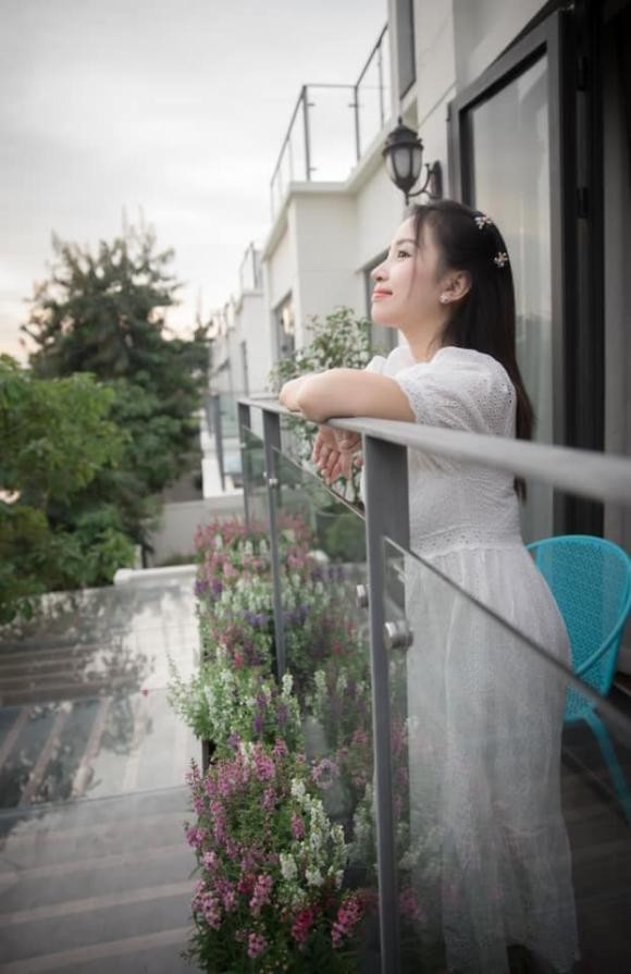 Vân Hugo hạnh phúc khi được chiều chuộng: ''Để chụp được bức ảnh rất thư thái này, có người đã phải vất vả trèo ra ngoài ban công''.